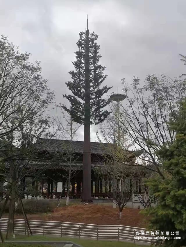 陕西省西安某景区18米仿生树避雷针塔安装项目
